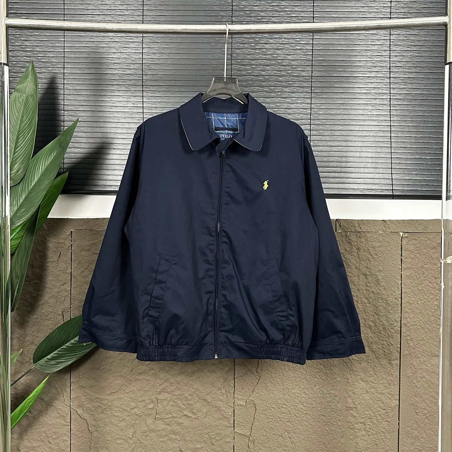 P270 Ralph Lauren/Ralph Lauren classic unisex veteran zipper jacket style number: DJ1897 Recommended by many fashion bloggers, the Harrington jacket's lapel zipper windproof design perfectly blends casual style with street trend elements, making it very suitable for neutral wear. The fabric texture of the jacket is excellent and comfortable to wear. It is a very versatile and trendy jacket. Original development, 100% pure cotton fabric, exquisite embroidery, evergreen style for all seasons, feel free to buy it, retro will never go out of style!  Color: Khaki Navy Black Size: M-XXL M L